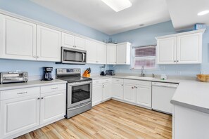 Summer Breeze B1 Gulf Shores, Alabama. 3 Bedrooms. 2.5 Bathrooms. Sleeps 10.