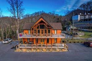 Smoky Mountain Cabin “The Manor at Burg Hill” – Parking area with plenty of parking
