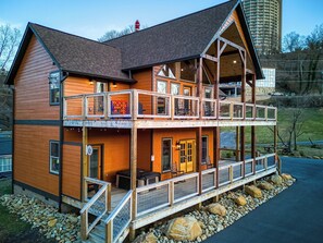 Gatlinburg Cabin “The Manor at Burg Hill” – Large decks
