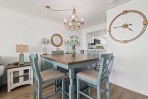 Edgewater West 72 Dining area