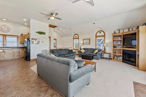 HISA09: Ocean's 11 | Top Level Living Area - Fireplace Not Available For Guest Use