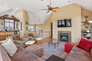 PI42: Sea Spot | Top Level Living Area - Fireplace Not Available For Guest Use