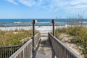 DU703: Chirality | Private Walkway to Beach