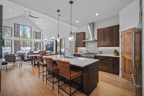 18172 Forestbrook-04