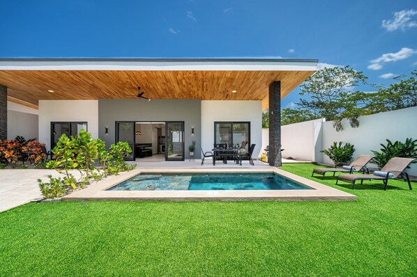 Full house, 2 rooms with full private bathrooms separate by the Living room area to create more privacy and comfort 