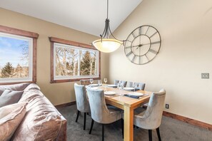 Snow Flower 123 offers a dining table with seating for 6 guests.