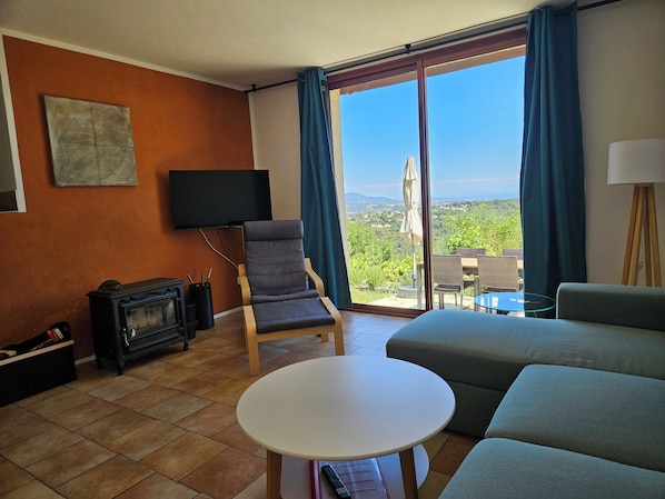 Wohnzimmer und Terrasse mit Blick über die Küstenlandschaft und das Meer