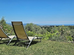 Ein kleiner Liegebereich neben der Terrasse