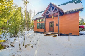 Exterior | Driveway (4 Vehicles)