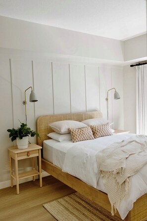 Guest bedroom with queen bed, Casper mattress and luxurious cotton sheets