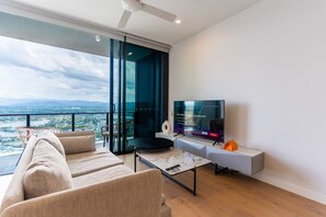 Comfy Lounge with Smart Tv and GC Hinterland views