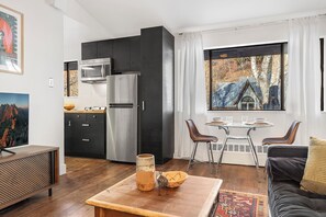 Studio apartment located on the SunnySide of town just blocks from Main Street.