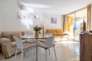 Communal lounge/ TV room,Living room,Dining area