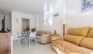 Communal lounge/ TV room,Living room,Dining area