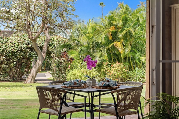 Maui Kaanapali Villas 119 Tropical Lanai Dining with Garden View