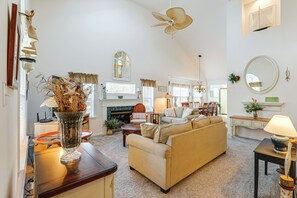 Living Room | 1st Floor | Smart TV | Free WiFi | Central A/C & Heating