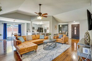 Living Room | Flat-Screen TV | Central A/C & Heating | Fireplace