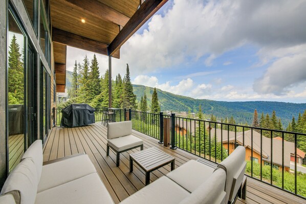 Sandpoint Vacation Rental | 4BR | 3.5BA | 1 Step to Enter | 4,000 Sq Ft