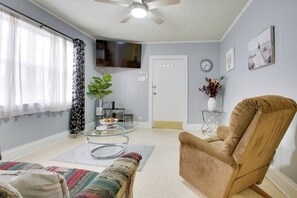 Living Room | Smart TV | Free WiFi | Central A/C & Heating