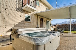 Shared Hot Tub & Dining Area | Mountain Views