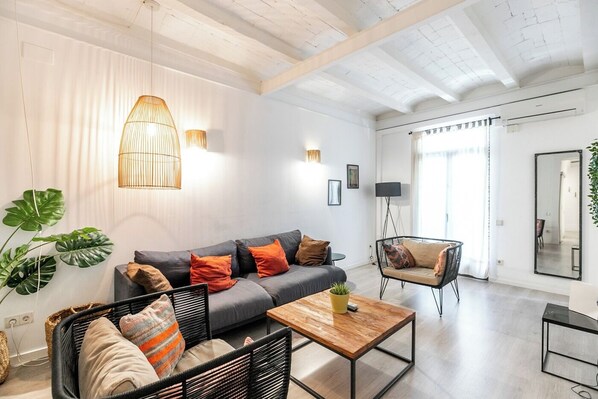 Sala de estar con mucha luz natural, salida al balcón y AC/calefacción