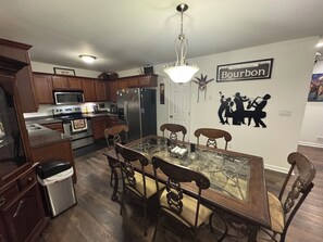Dinning table for 6 and fully stocked kitchen.