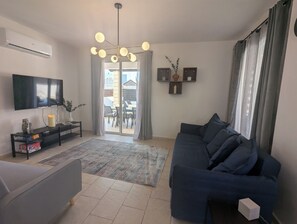 Livingroom with patio doors opening out to the pool.