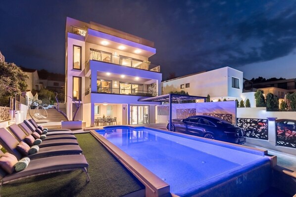Outside view of Villa Destiny Ciovo with heated pool at the beach
