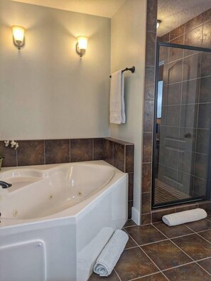 Ensuite to the master bedroom.