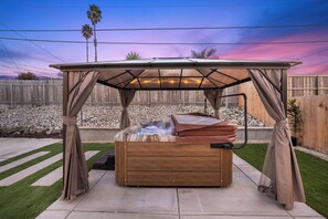 Outdoor spa tub