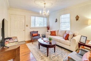 Living Room | Free WiFi | Central A/C & Heat | Smart TV