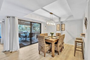 Prime location in Palmetto Dunes, overlooking the George Fazio Golf Course and lagoon