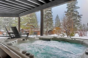 Lower Deck: 5-person hot tub