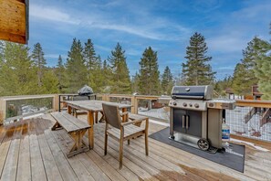 Upper Deck: Gas grill