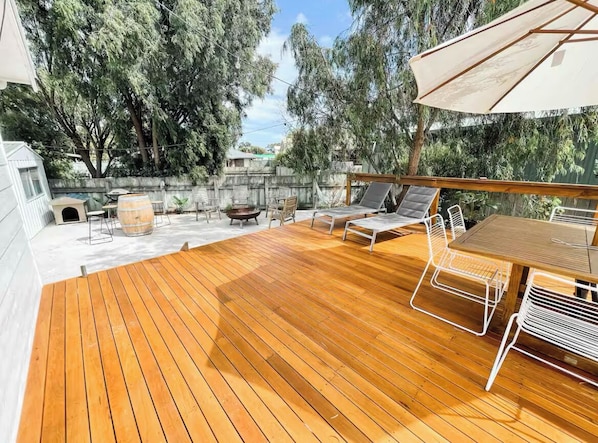 6 x 6 m decking & large exposed aggregate area for entertaining!
Updated seating