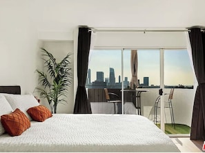 Cal King Bed, Walk-in Closet, En Suite Bathroom, Balcony w/Patio Table & Chairs