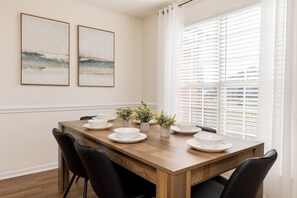 Dining Room (Seats 6)