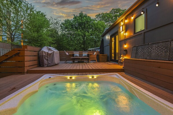 Throw a couple of steaks on the grill, grab a glass of bubbles and relax in our ready to go hot tub