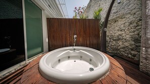 Bain à remous extérieur