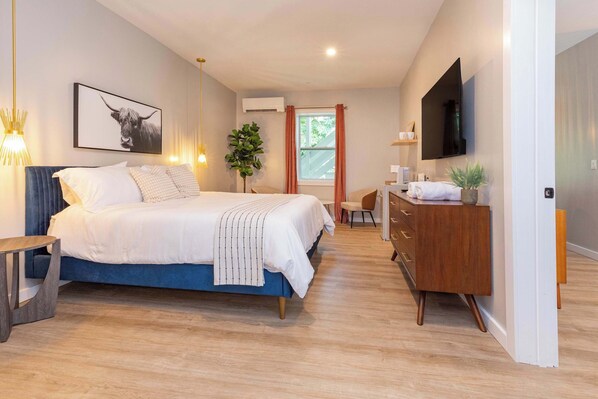 Azalea Suite Primary Bedroom