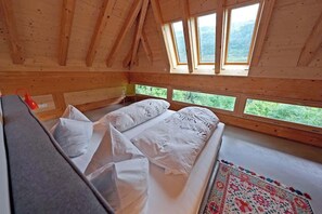 Wachen Sie auf und genießen Sie den Blick direkt aus dem Bett in die unberührte Natur. Große Fenster eröffnen eine traumhafte Aussicht, die Ruhe und Entspannung verspricht – der perfekte Start in einen erholsamen Tag im Schwarzwald.