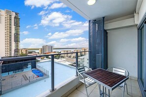 Enjoy your morning coffee or an afternoon wine on the balcony, taking in views across the city and out toward the Arafura Sea.
