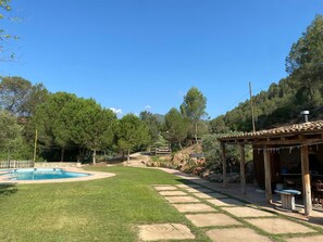 ZONA PISCINA Y BBQ