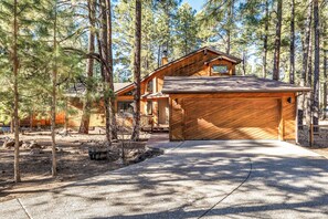 Large and private lot backs up to the Coconino forest provides peace & quiet
