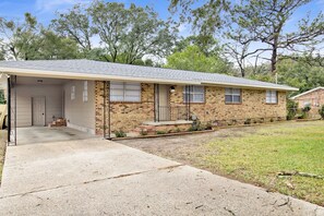 Centrally located 4 bedroom home with a Pool
