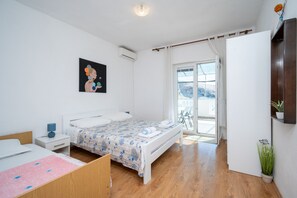 Schlafzimmer 1