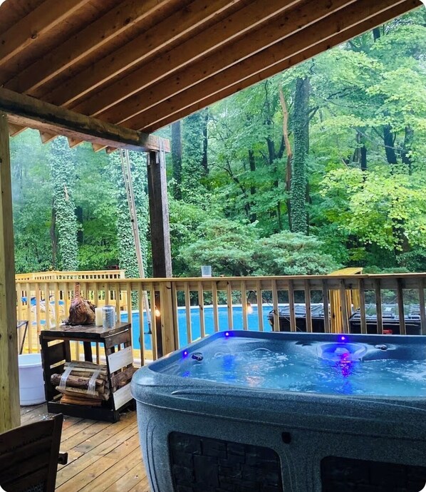 Outdoor spa tub