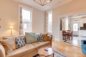 Living Room | Central A/C & Heating | Free WiFi