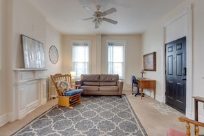 Living Room | Office Desk | Smart TV | Free WiFi