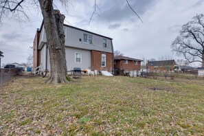 Shared Backyard | Fire Pit | 9 Mi to Gateway Arch National Park